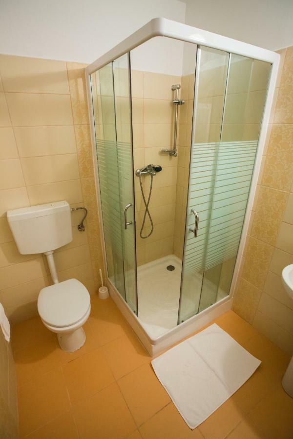 Camere De Inchiriat Hatuica Экстерьер фото